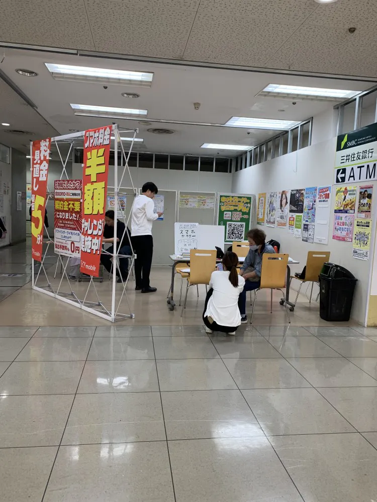 【オークワわくわくシティ尾崎】プロモーションに利用可能な階段横スペース(とんかつ屋前通路)