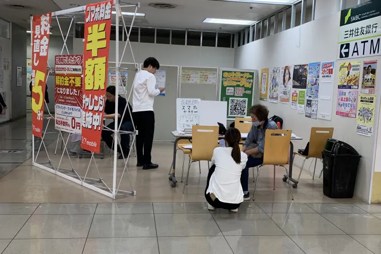 【オークワわくわくシティ尾崎】プロモーションに利用可能な階段横スペース(とんかつ屋前通路)