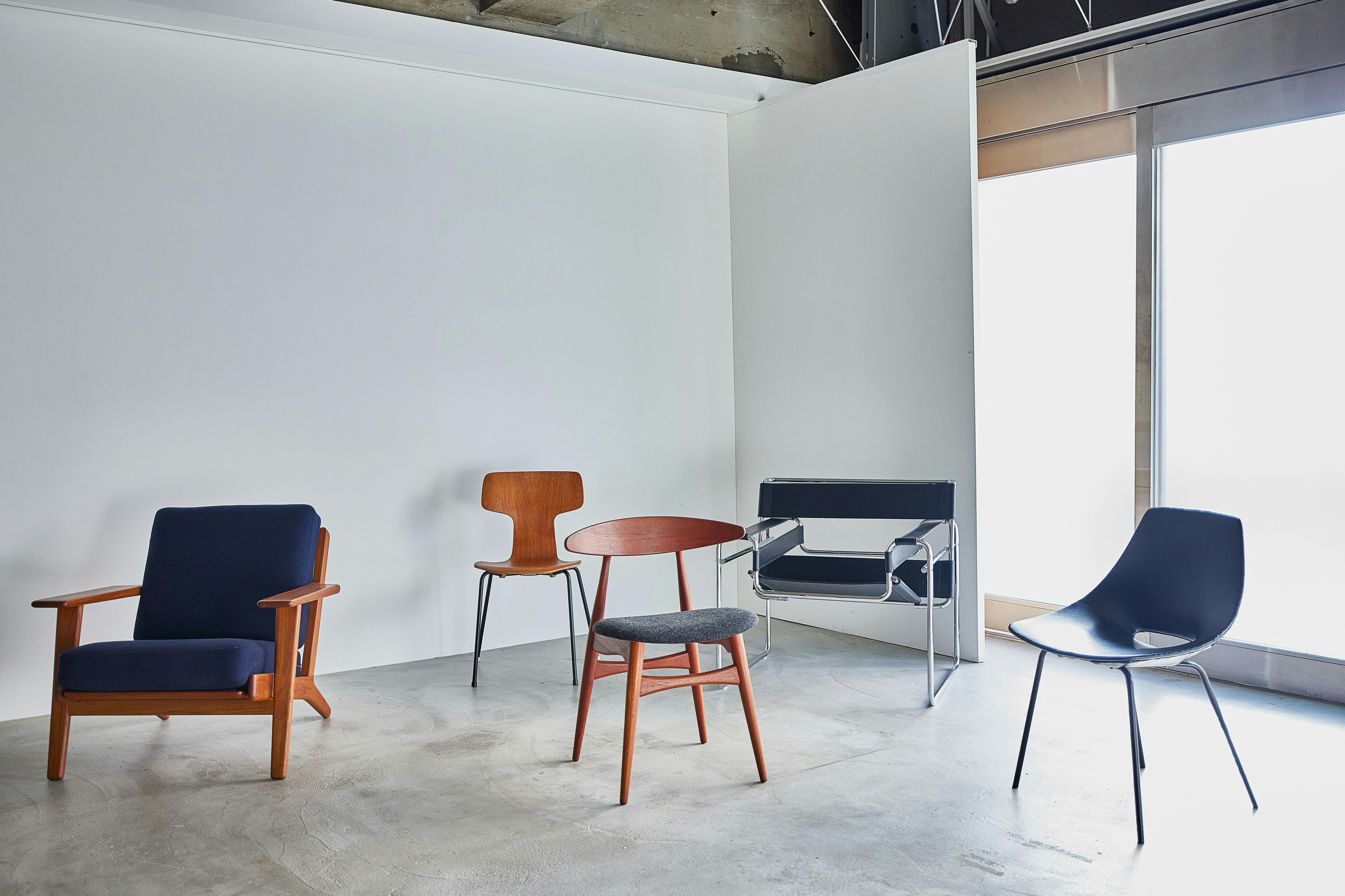 左からHans j Wegner/(有料) ARNE JACOBSEN/ (無料) Hans j Wegner/CH33 (無料) Marcel Breuer Pierre Guariche