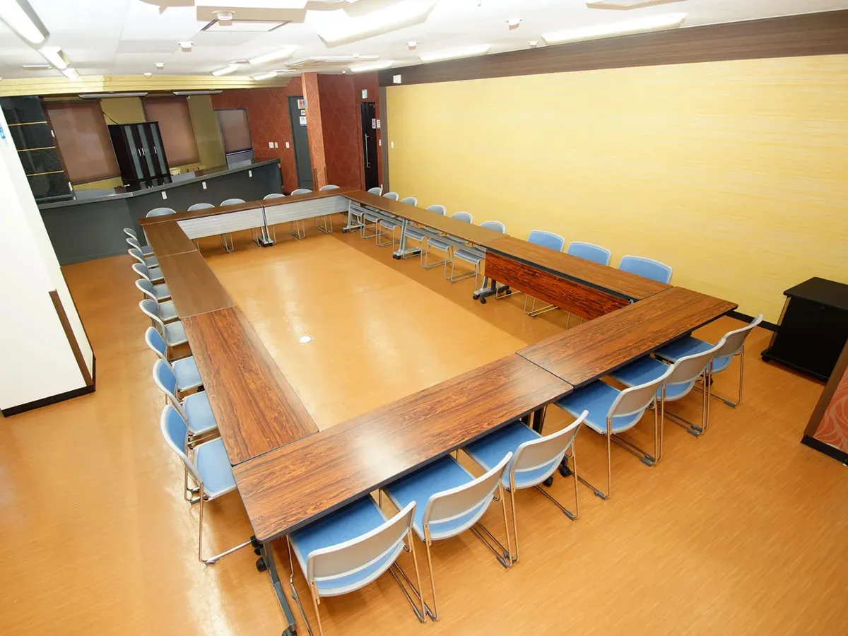 【八代駅】会議・セミナーやワークショップに適した熊本八代の繁華街「本町」入口にあるスクリーンやプロジェクター設備完備したホテル内会議室ホールスペース(80㎡)