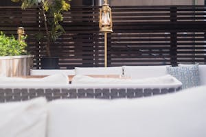 【飯田橋駅5分】物販や撮影に適した開放感のあるテラス席と落ち着いたシックなダイニングを混合したレンタルスペース