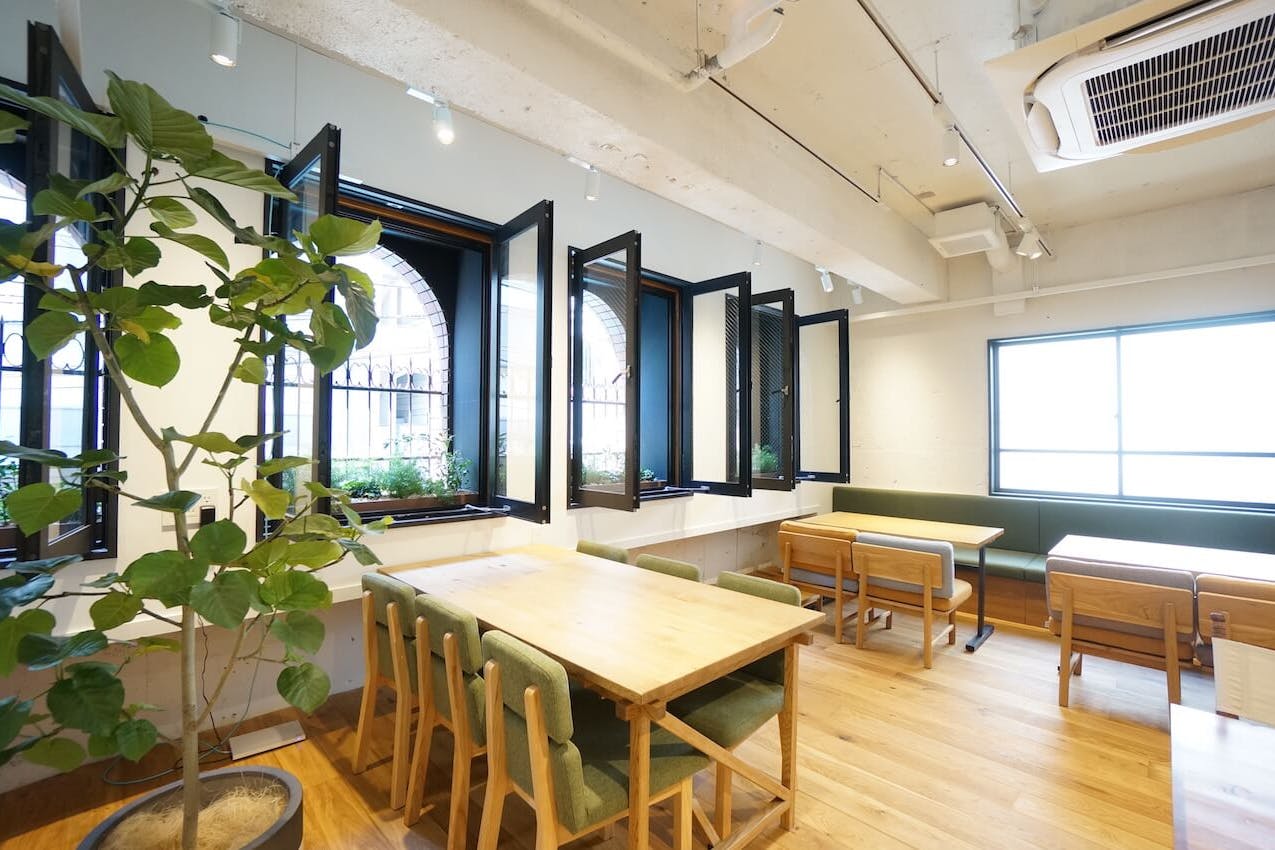 【表参道駅6分】展示会やセミナーに適した開放的で温かみのあるレンタルスペース