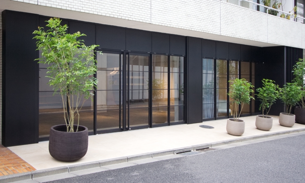 通りに面した広いファサード（建物正面）です。