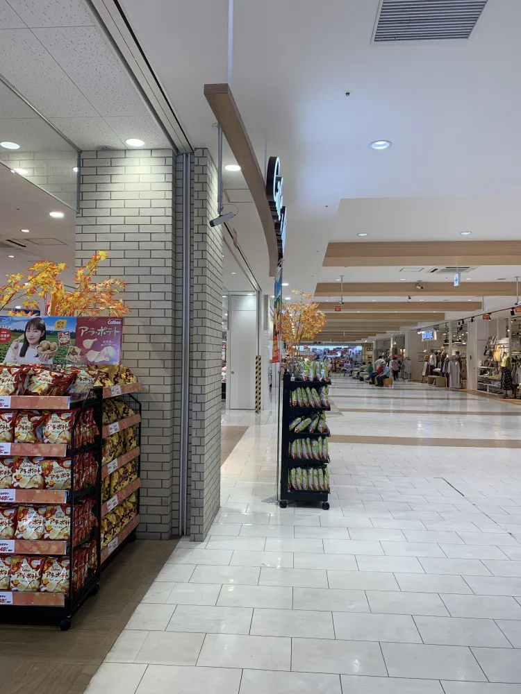 【オークワセントラルシティ和歌山】携帯キャリアのプロモーションに適したベーカリー横(イートイン側)スペース