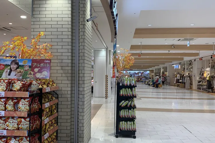 【オークワセントラルシティ和歌山】携帯キャリアのプロモーションに適したベーカリー横(イートイン側)スペース