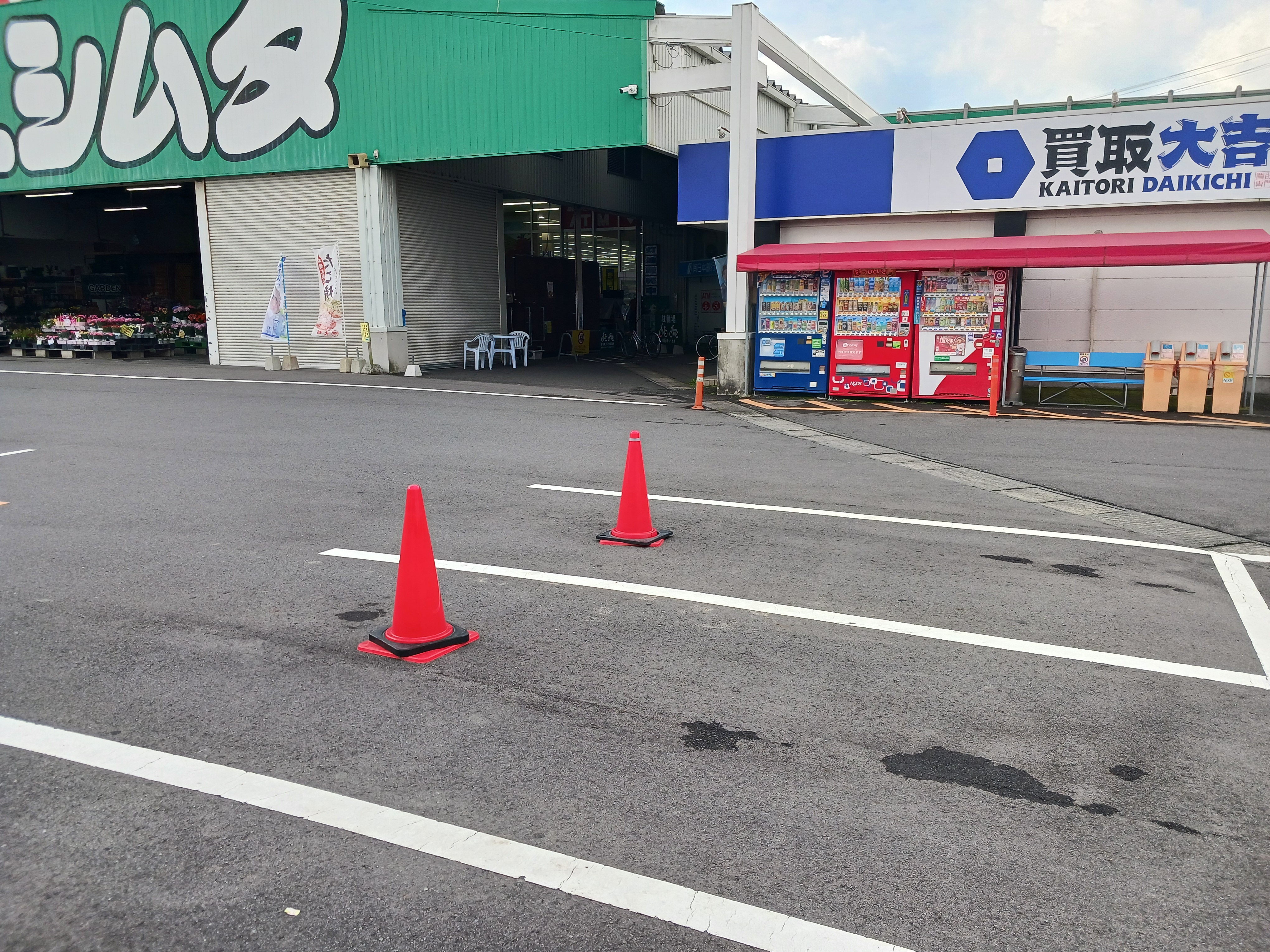 【スーパーセンターニシムタ加世田店】キッチンカーに利用可能なスーパーの正面入口自動販売機前にあるスペース