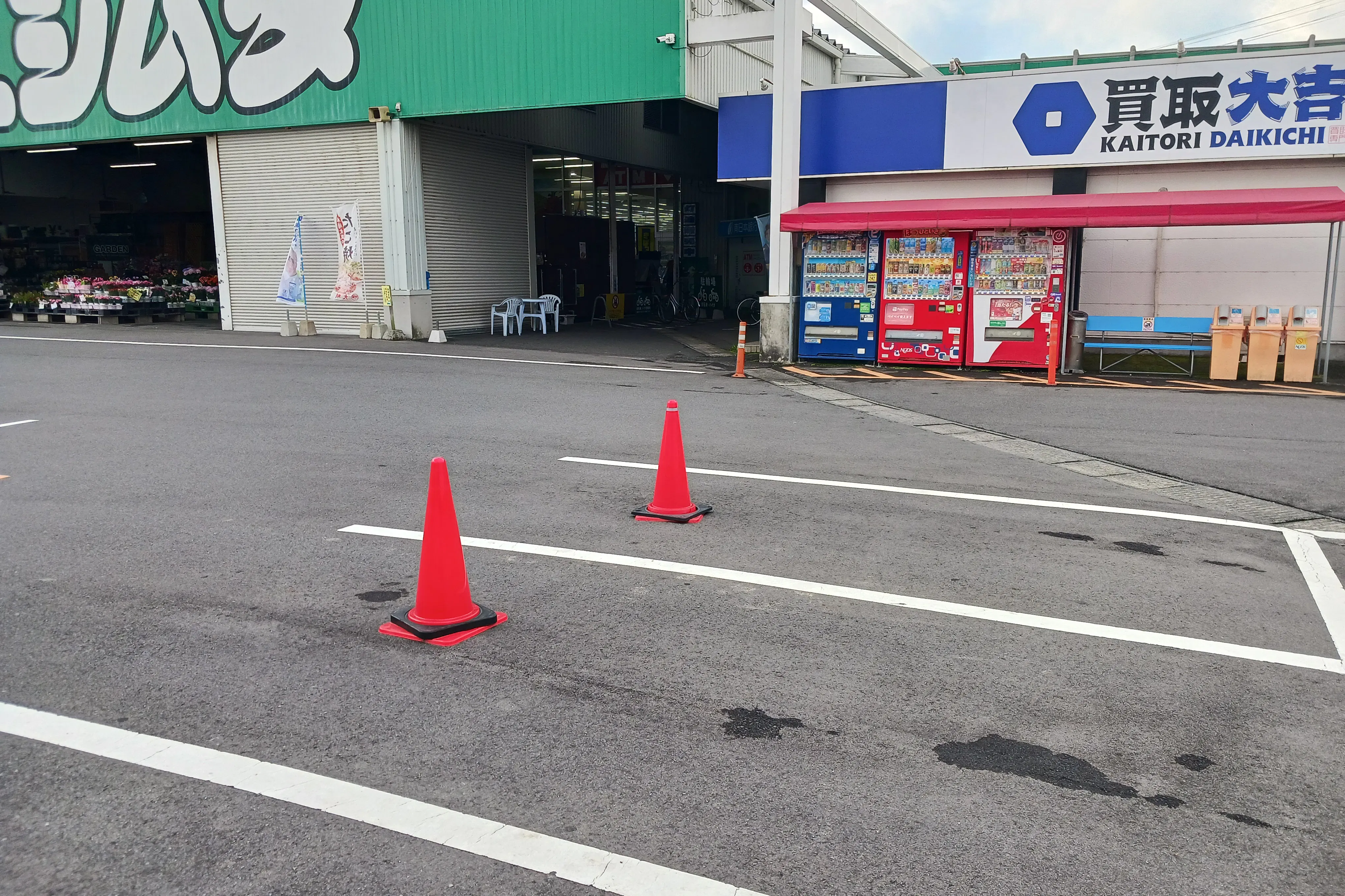【スーパーセンターニシムタ加世田店】キッチンカーに利用可能なスーパーの正面入口自動販売機前にあるスペース