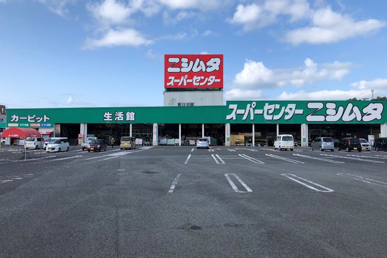【スーパーセンターニシムタ加世田店】キッチンカーに利用可能なスーパーの正面入口自動販売機前にあるスペース
