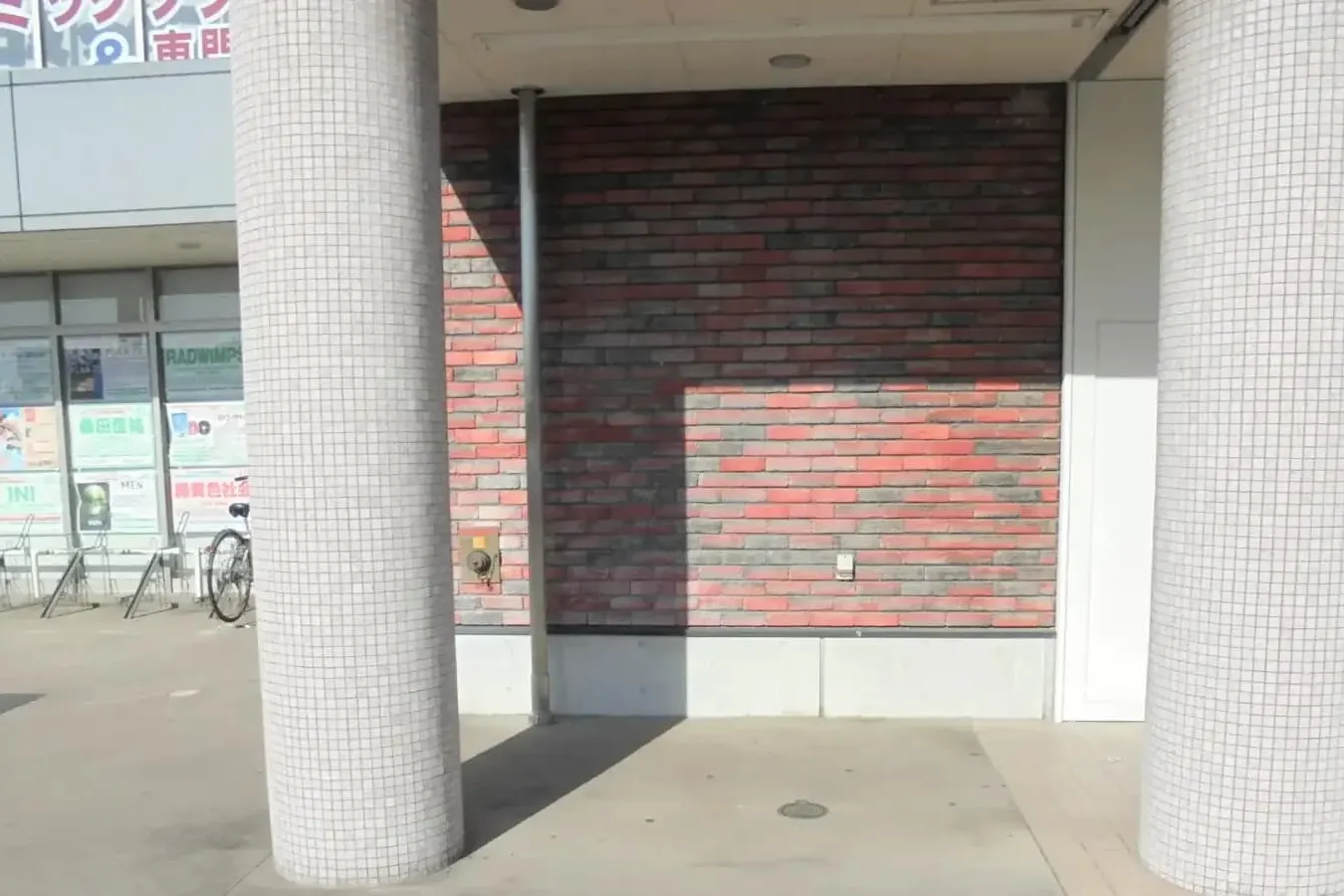 【明屋書店MEGA西の土居店】プロモーションやキッチンカー出店に最適!愛媛県東予地区最大級書店の軒下催事スペース