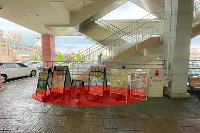 【フォレストモール南大沢】各種プロモーションイベントに最適なサンドラッグ前にある軒下スペースの画像1