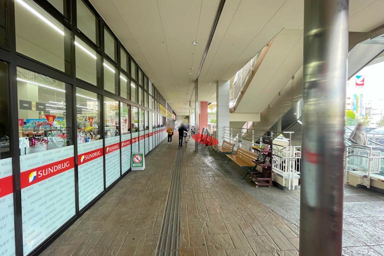 【フォレストモール南大沢】各種プロモーションイベントに最適なサンドラッグ前にある軒下スペースの画像4