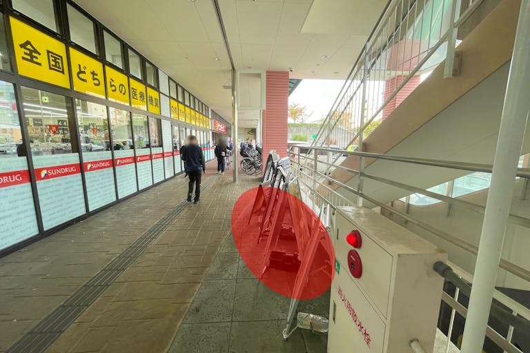 【フォレストモール南大沢】各種プロモーションイベントに最適なサンドラッグ前にある軒下スペースの画像3