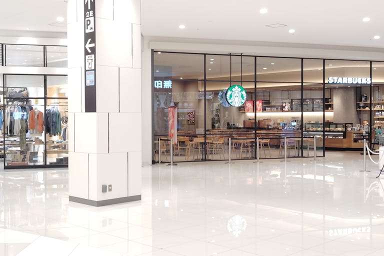 【イオンモール津南】1Fつどいの広場横(スターバックス側)の画像1