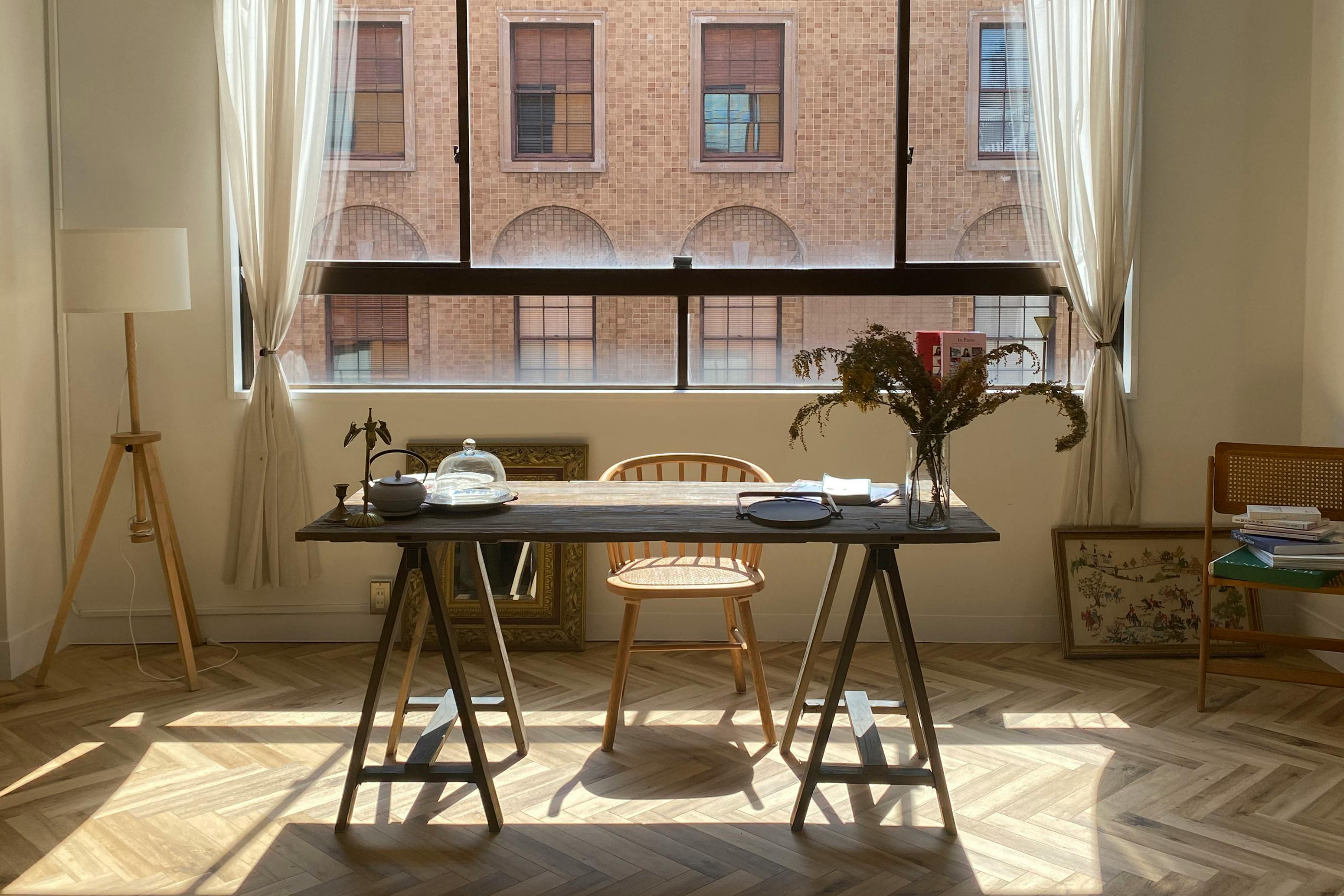 【本町駅5分】窓から見えるヨーロッパ調の景色が特徴の、白を基調とした撮影や展示会に適したギャラリースペース