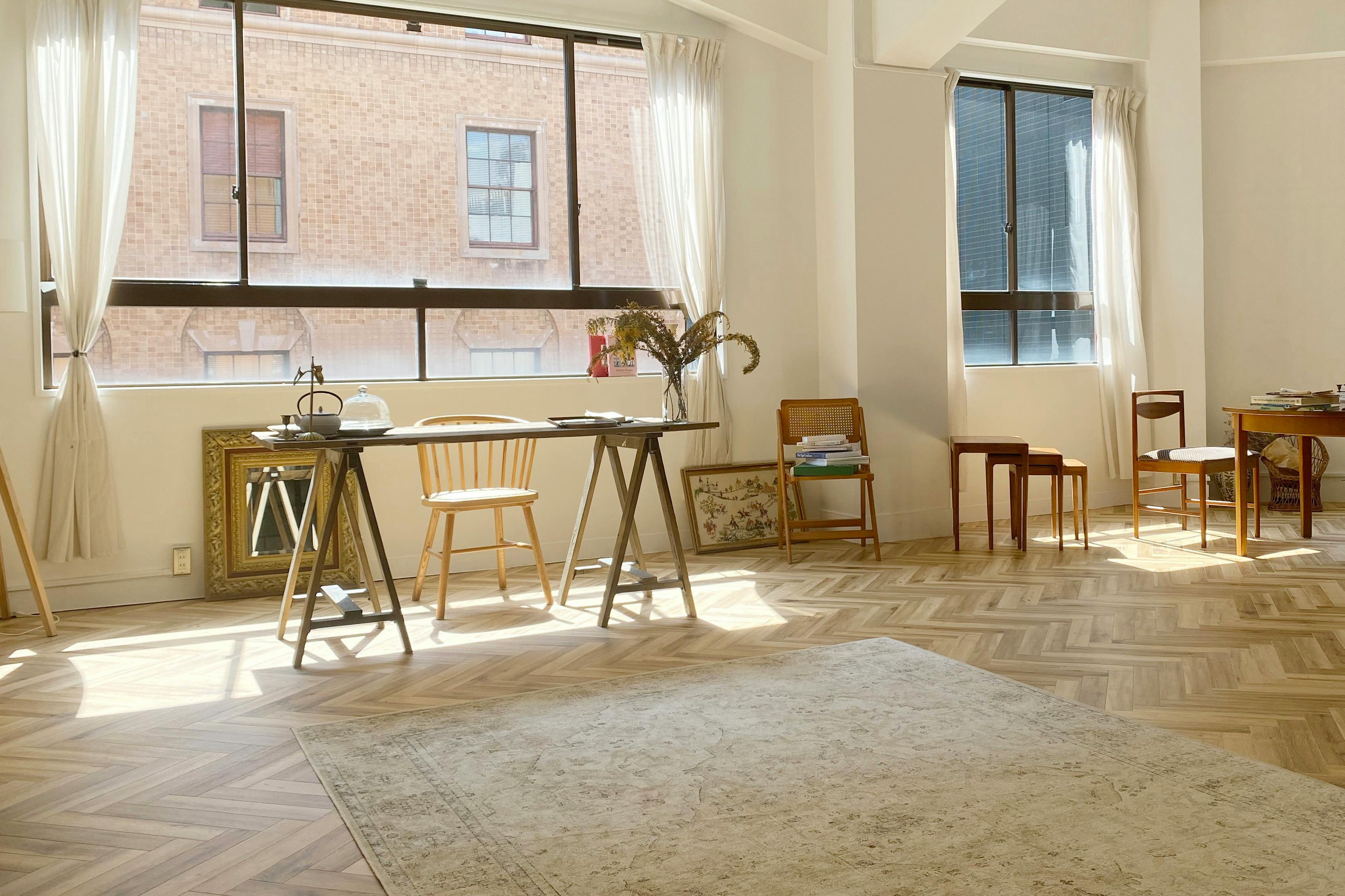 【本町駅5分】窓から見えるヨーロッパ調の景色が特徴の、白を基調とした撮影や展示会に適したギャラリースペース