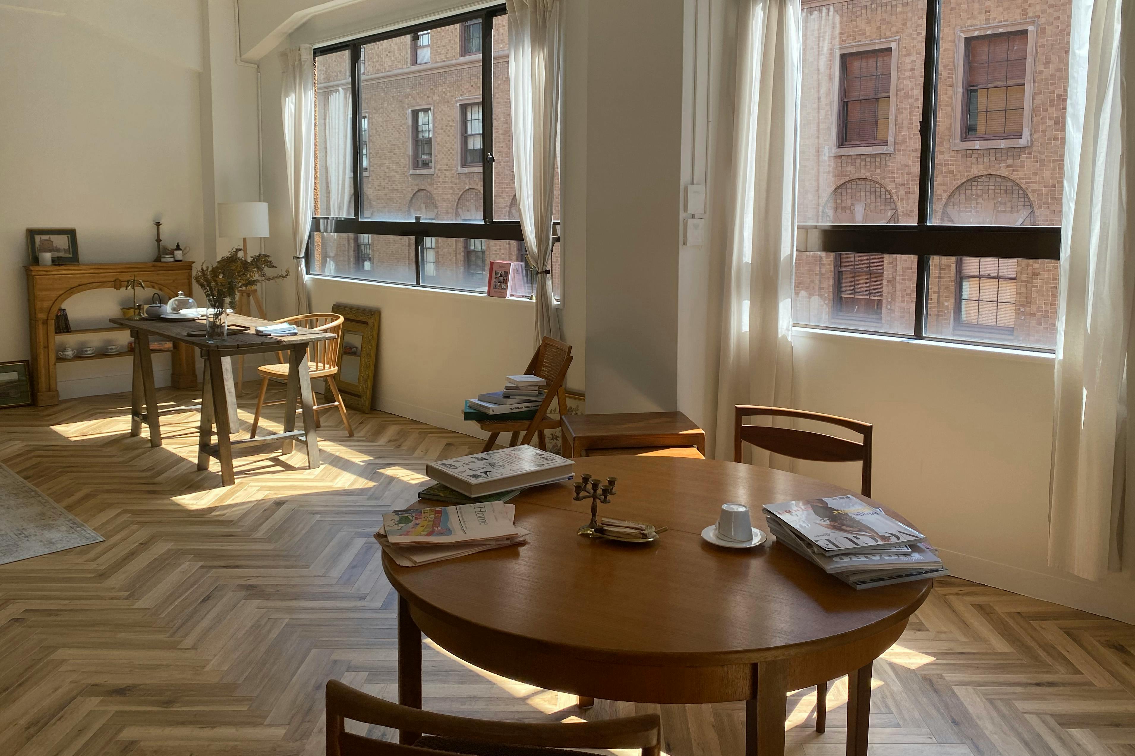 【本町駅5分】窓から見えるヨーロッパ調の景色が特徴の、白を基調とした撮影や展示会に適したギャラリースペース