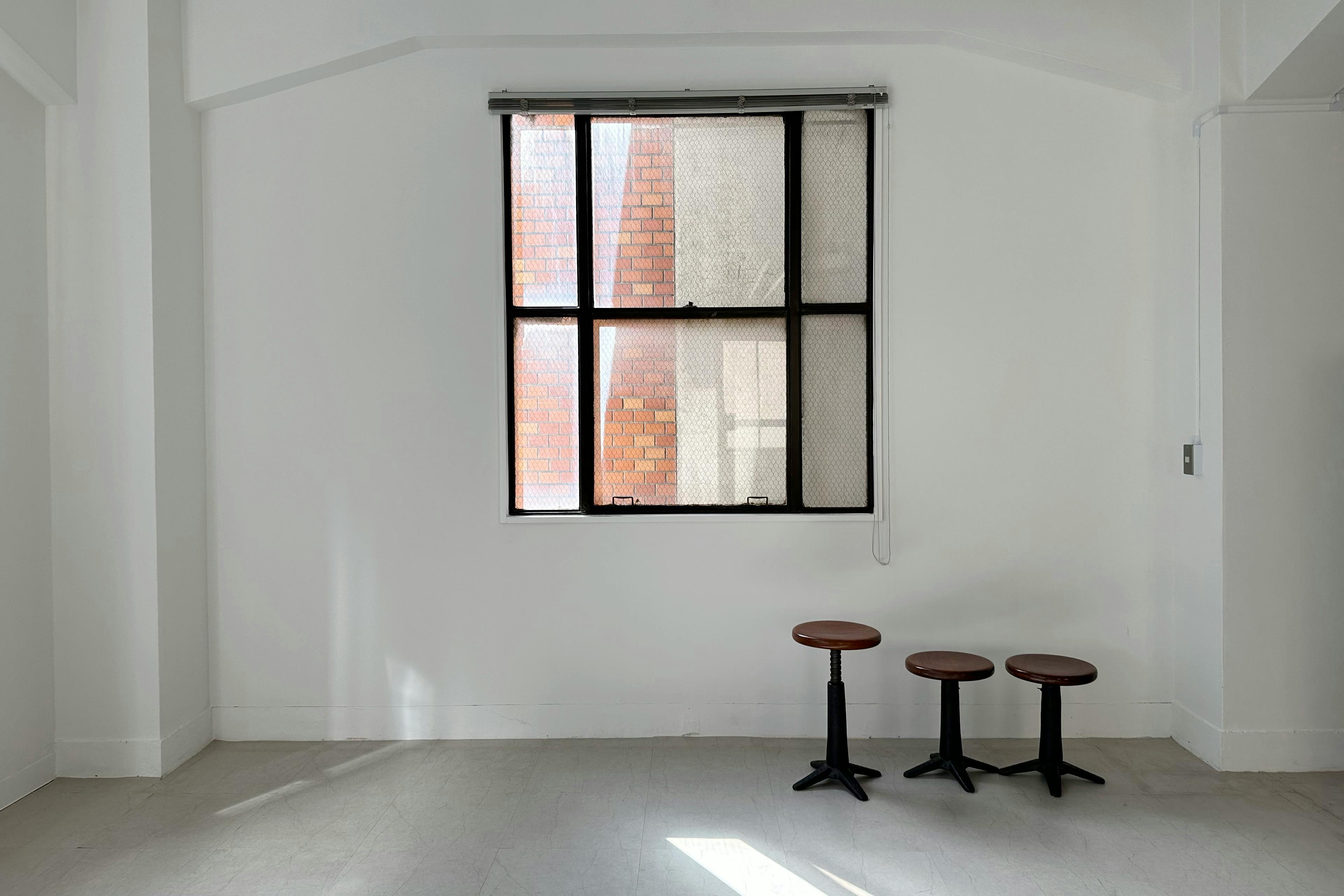 【本町駅5分】窓から見えるヨーロッパ調の景色が特徴の、白を基調とした撮影や展示会に適したギャラリースペース