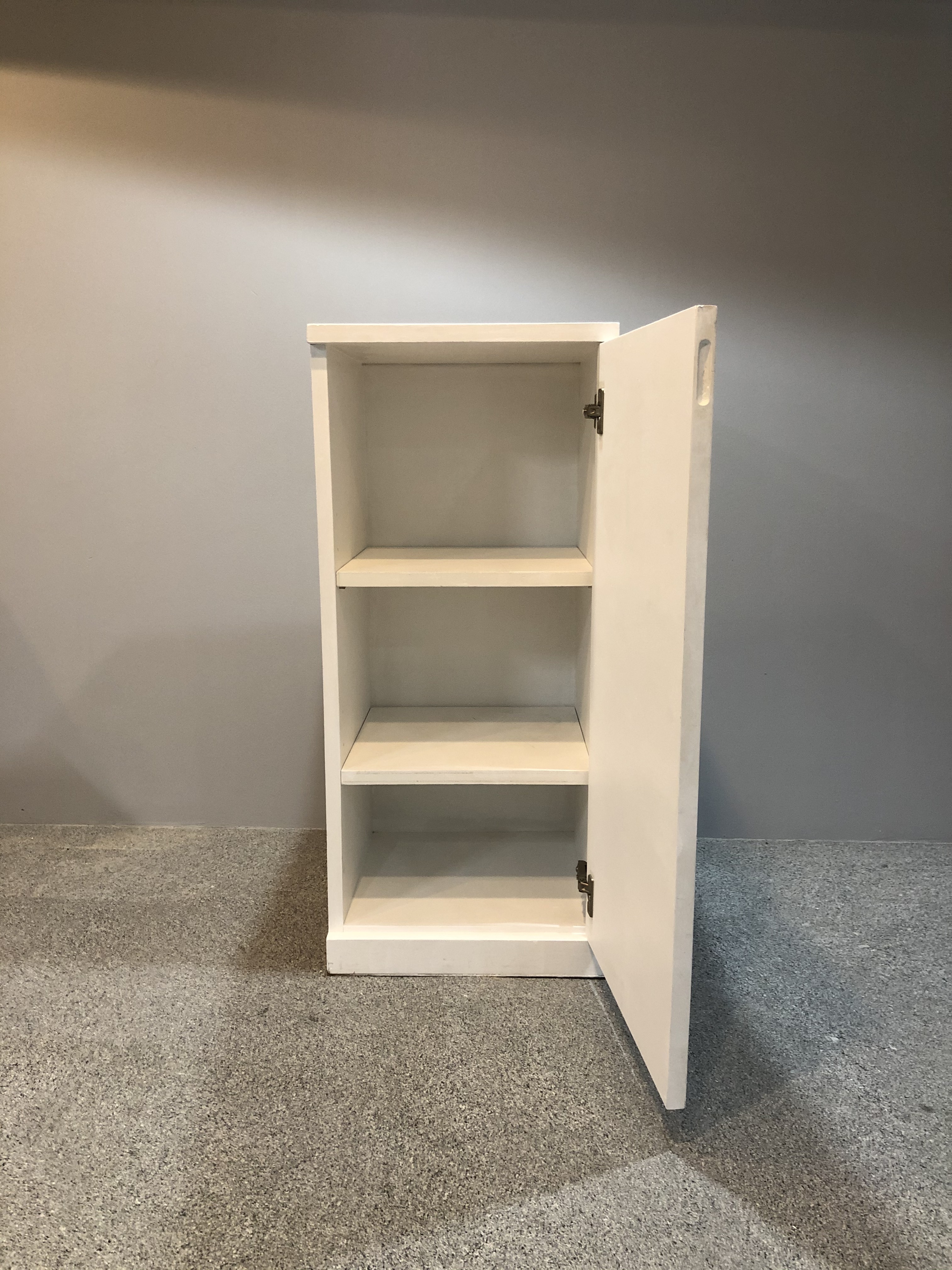 受付カウンターは備品など収納できます。