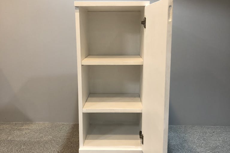 受付カウンターは備品など収納できます。