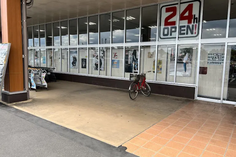 【スーパーセンターニシムタ五十市店】食物販や物販に利用可能なスーパーのフード館側の店頭にあるイベントスペース