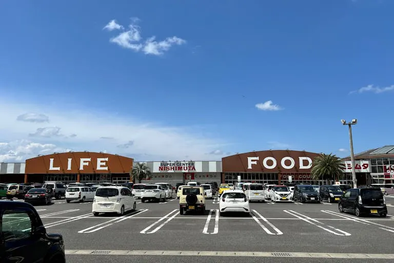【スーパーセンターニシムタ五十市店】食物販や物販に利用可能なスーパーのフード館側の店頭にあるイベントスペース
