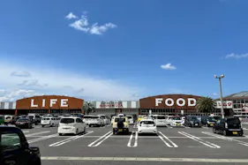 【スーパーセンターニシムタ五十市店】食物販や物販に利用可能なスーパーのフード館側の店頭にあるイベントスペース