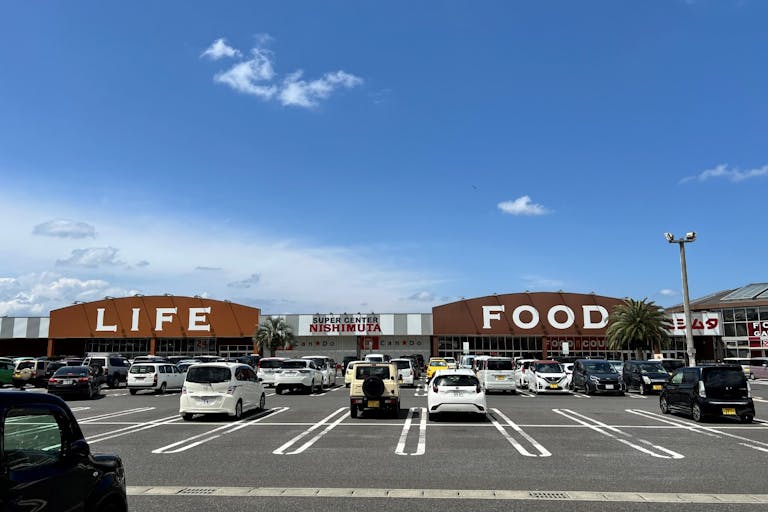 【スーパーセンターニシムタ五十市店】食物販や物販に利用可能なスーパーのフード館側の店頭にあるイベントスペース