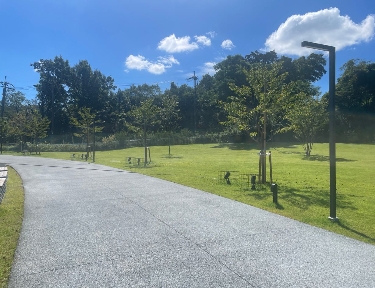 【ダムパークいばきた】キッチンカーに適したパークセンター前にある屋外スペース③