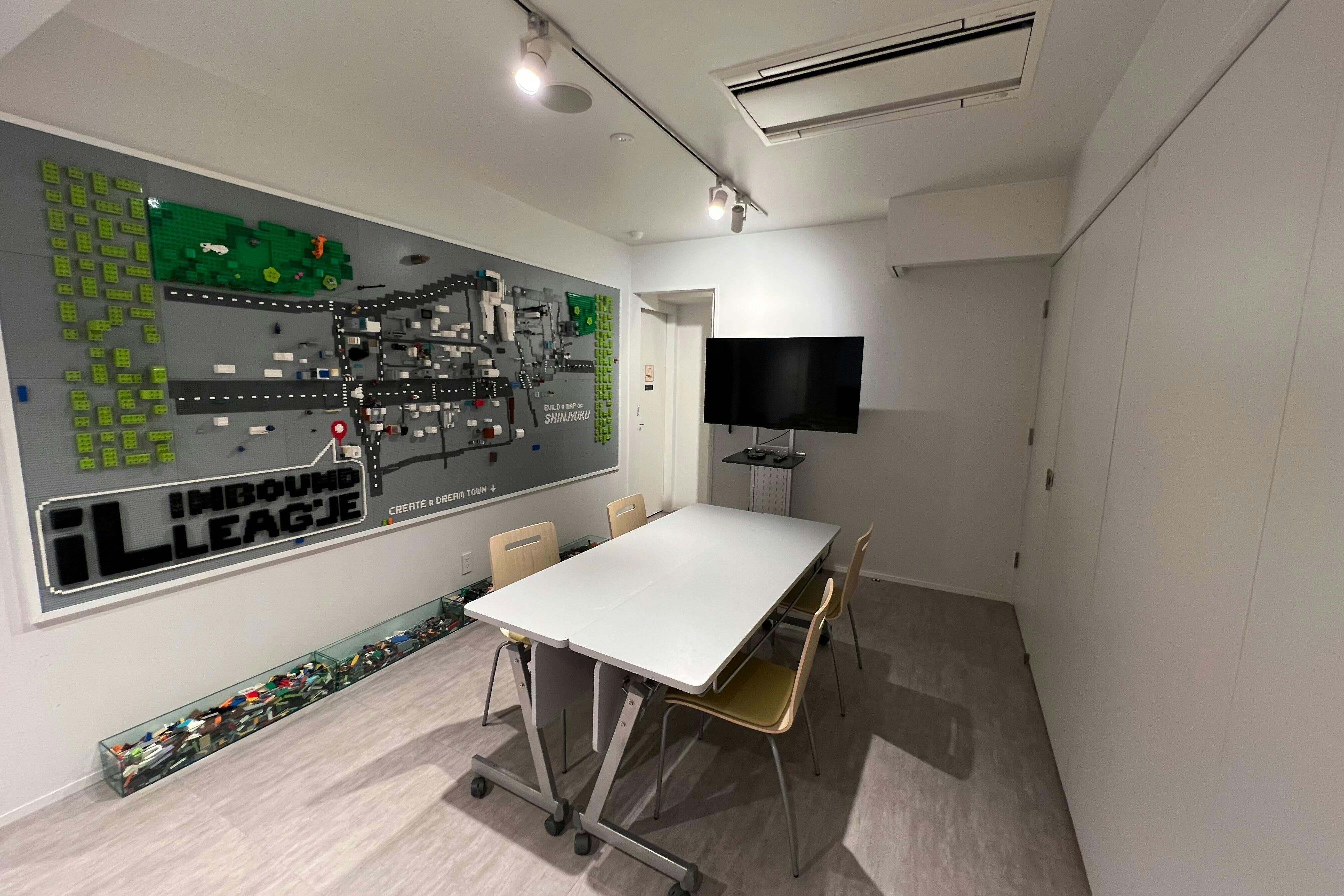 【新宿三丁目駅3分】少人数のワークショップや会議に適した10人定員の駅チカレンタルスペース