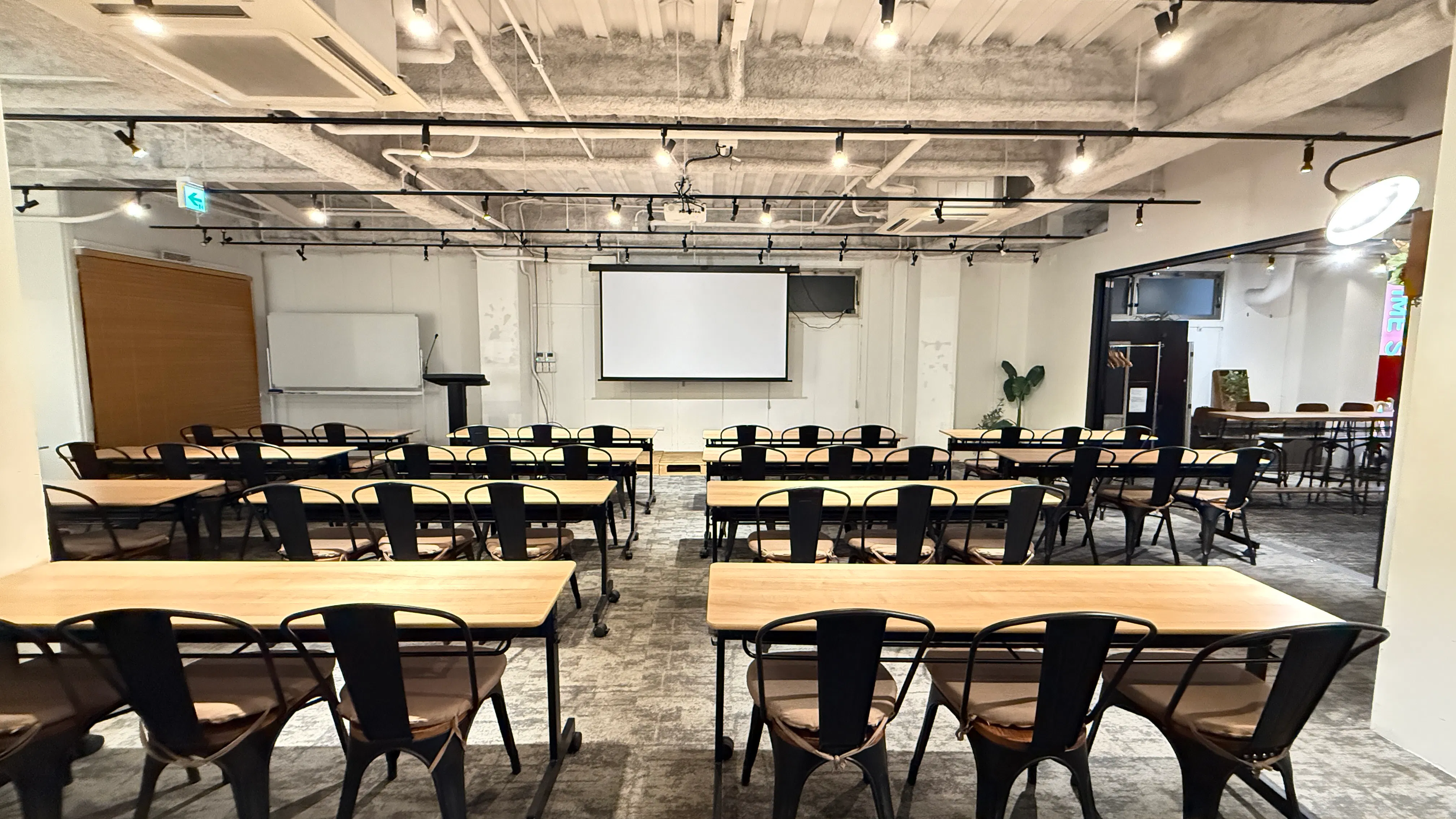 【五反田駅4分】展示会や受注販売に最適なグレーを基調としたシックな雰囲気のレンタルスペース