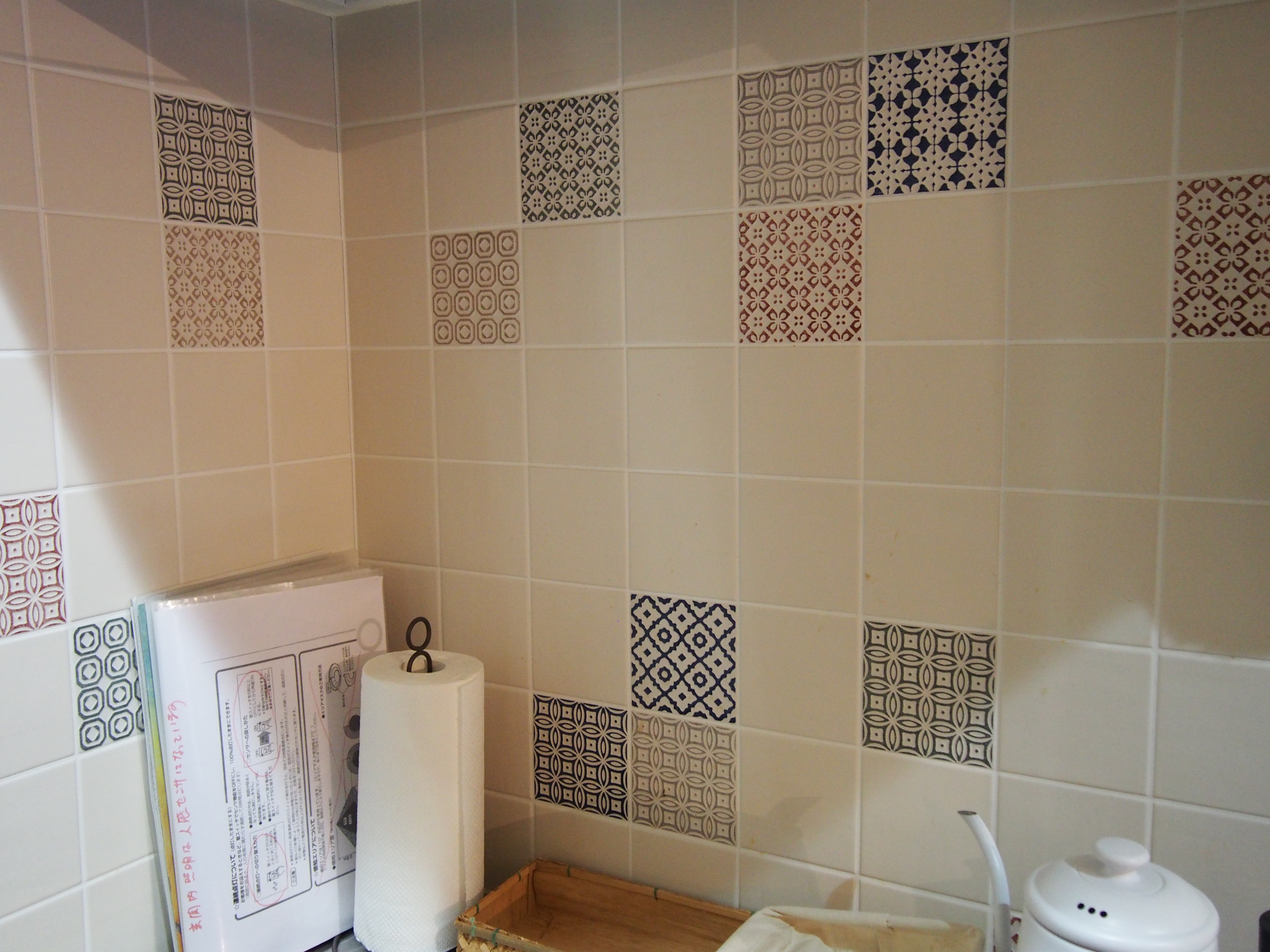 ミニキッチンはかわいい和柄のタイル。電子レンジ、冷蔵庫、食器、コップも少々ございます。