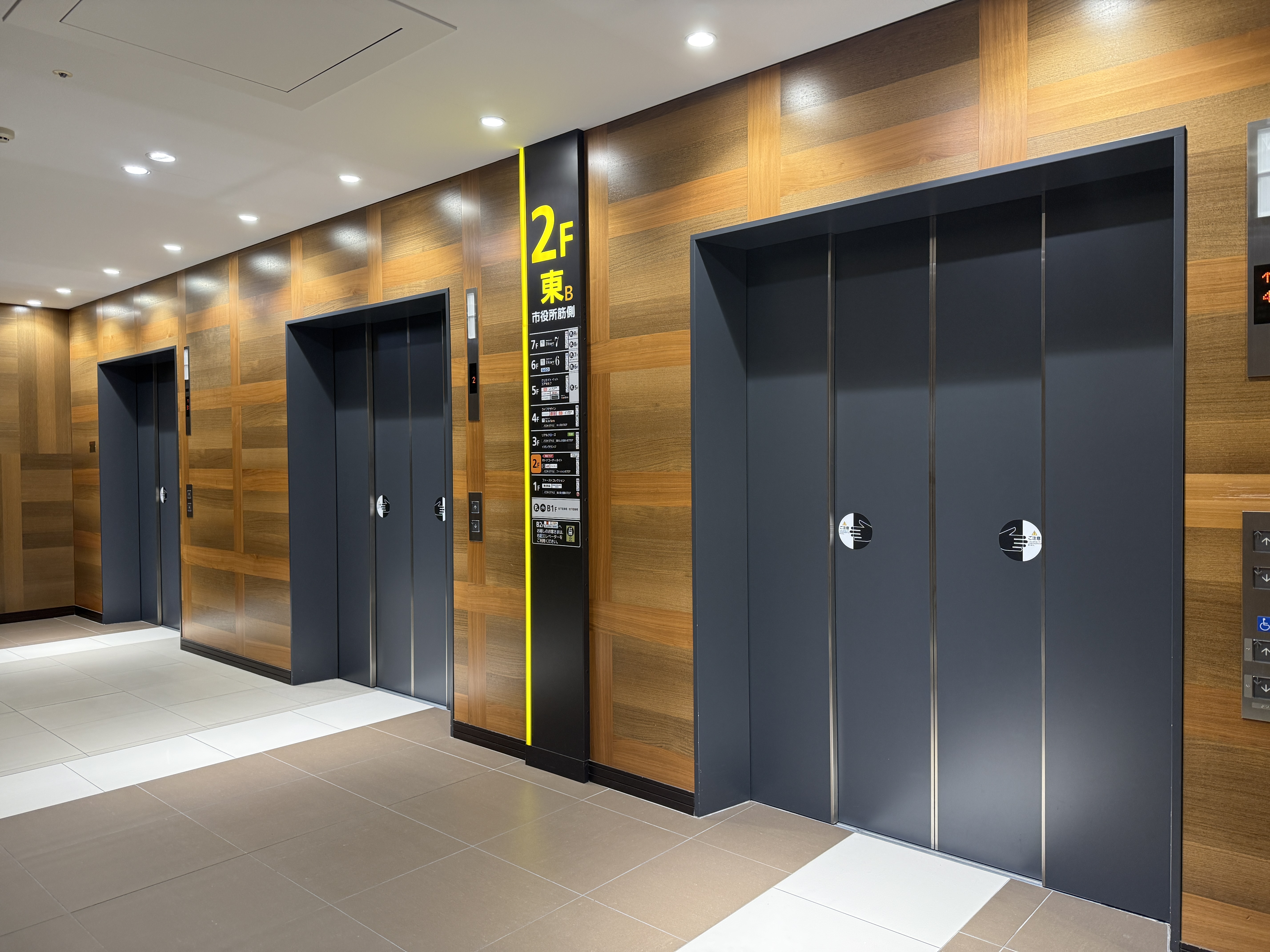 【イオンモール岡山】モール内広告 エレベーターの画像7