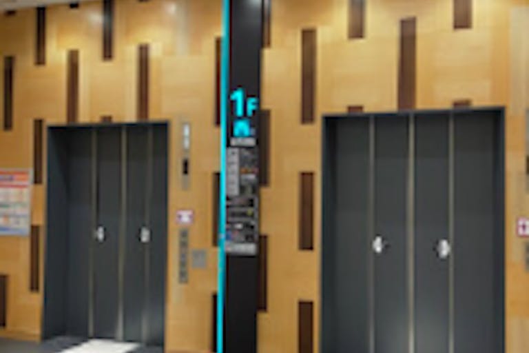 【イオンモール岡山】モール内広告 エレベーターの画像1