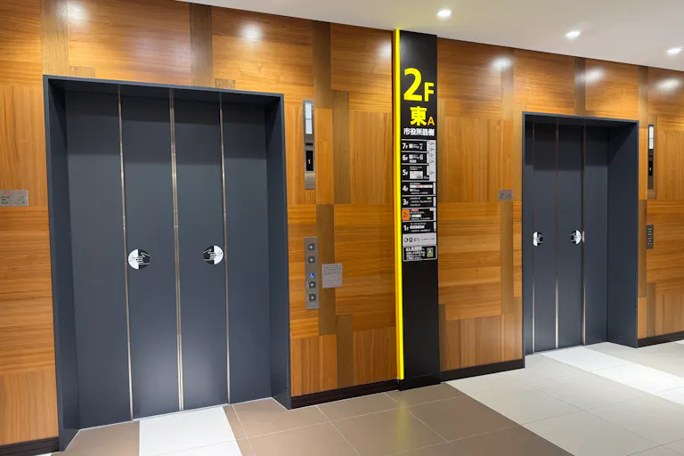 【イオンモール岡山】モール内広告 エレベーターの画像5