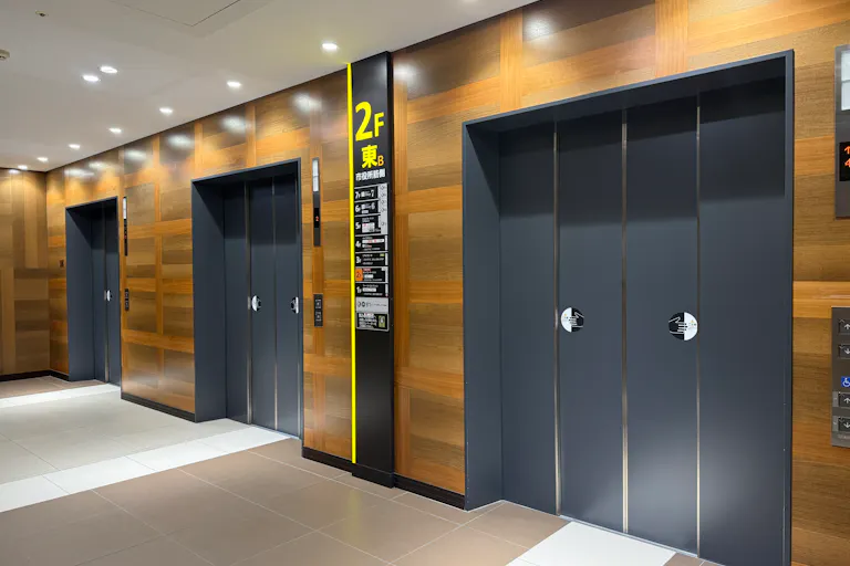 【イオンモール岡山】モール内広告 エレベーターの画像7