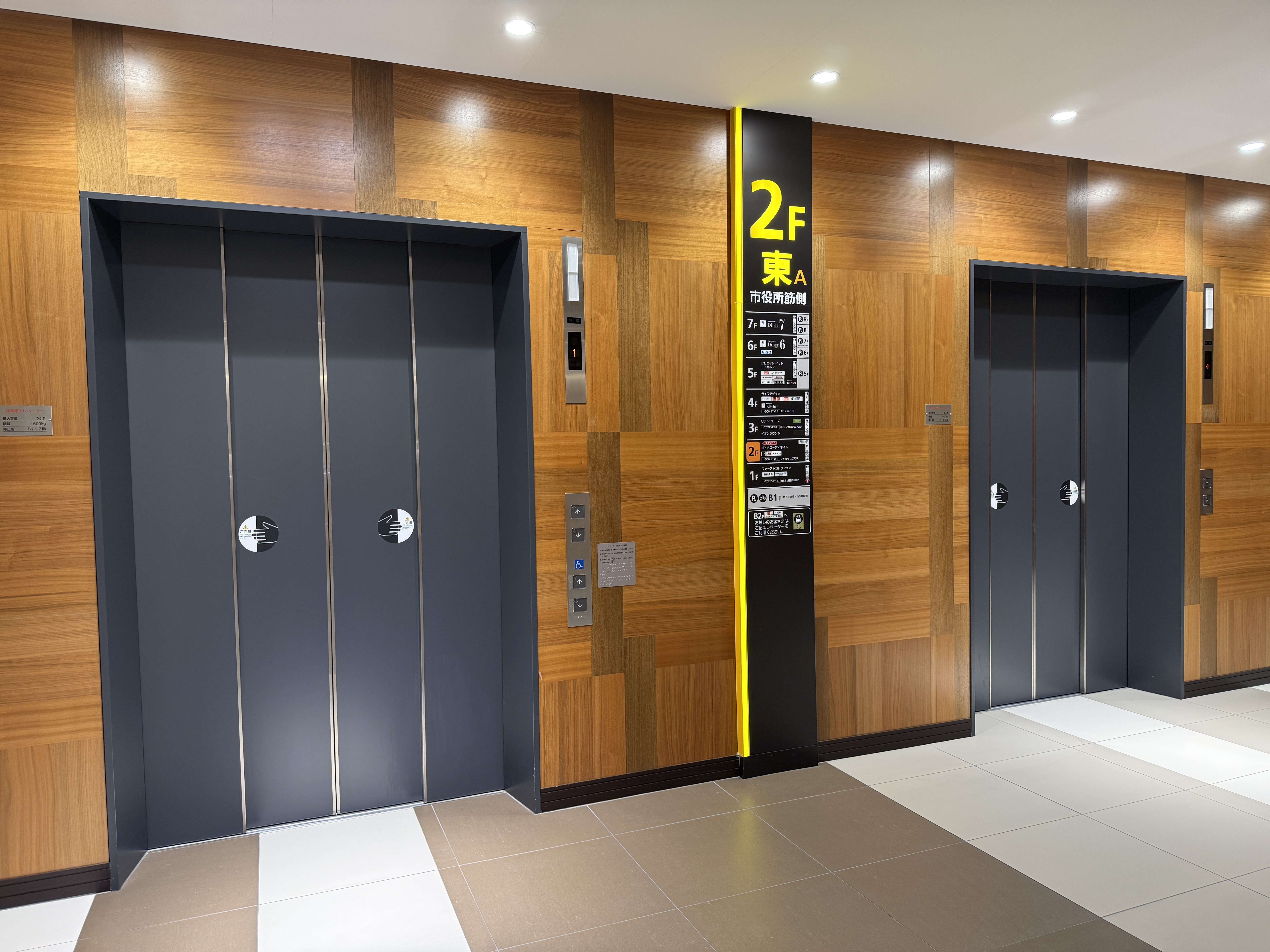 【イオンモール岡山】モール内広告 エレベーター