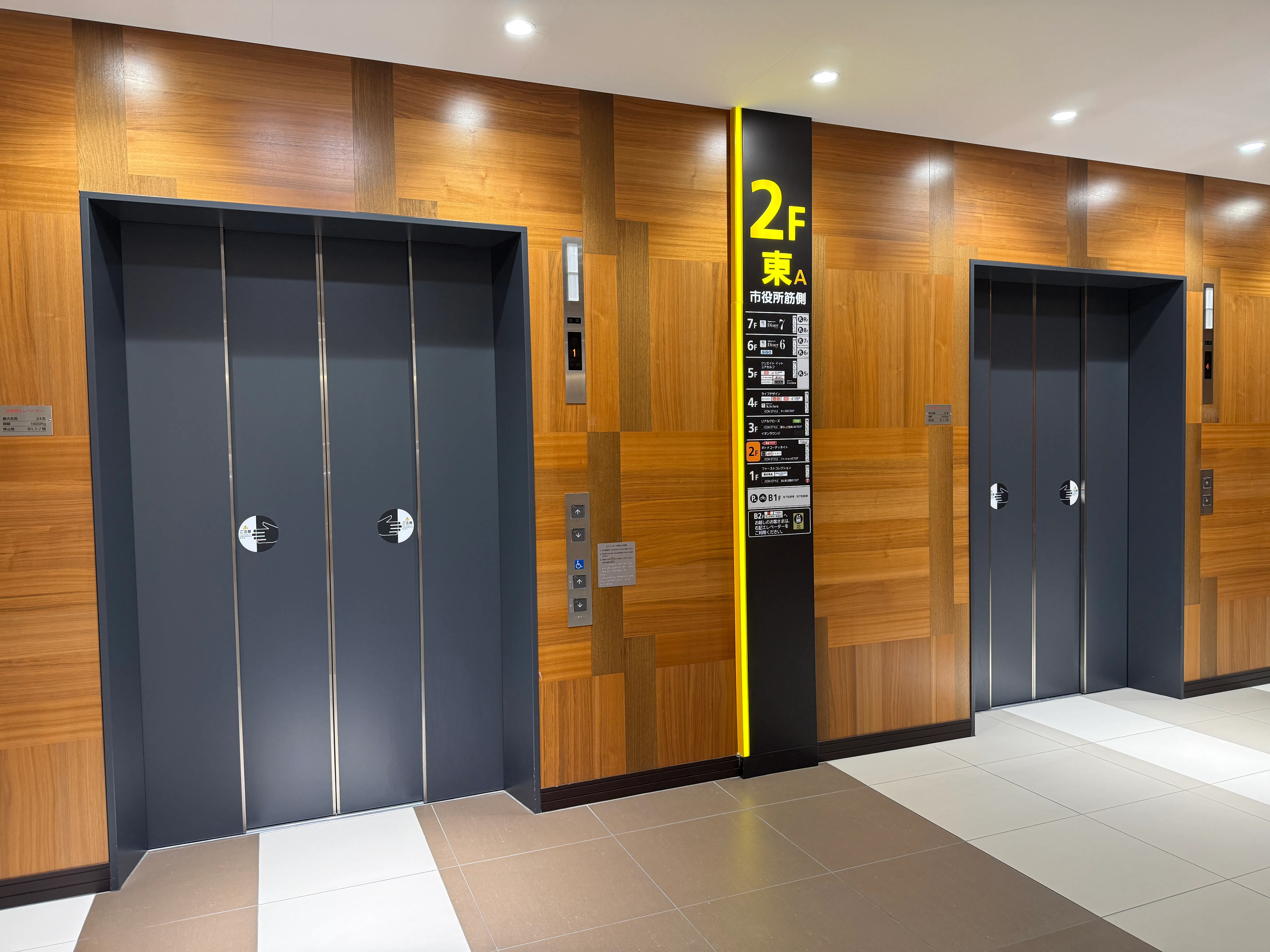 【イオンモール岡山】モール内広告 エレベーター