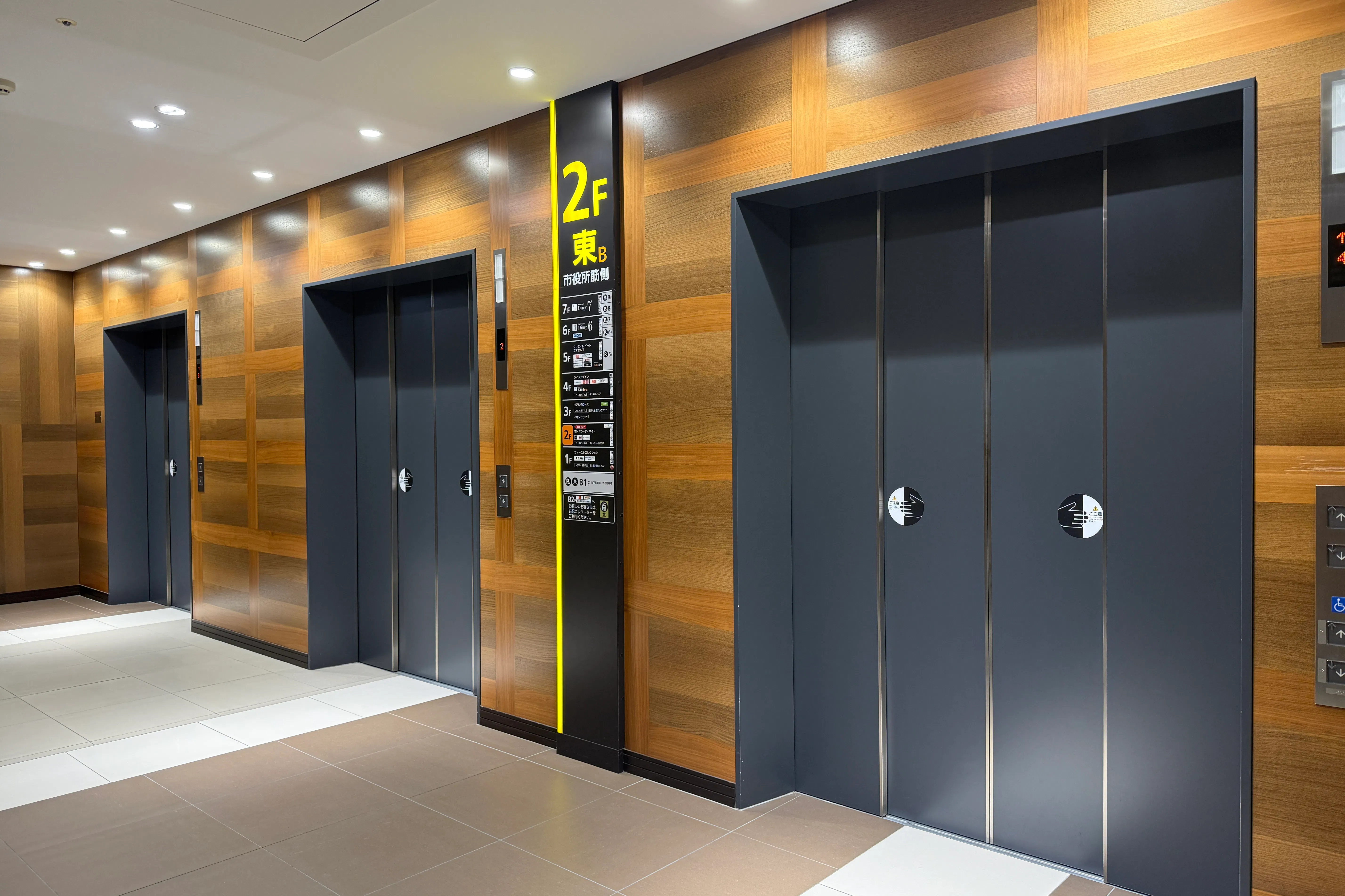 【イオンモール岡山】モール内広告 エレベーター