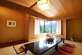 【東山駅5分】展示会や受注販売会を中心とした商用利用からセミナーや招待制パーティーまで多用途利用が可能な、観光客が多く行き交う道路に面した和邸宅イベントスペース