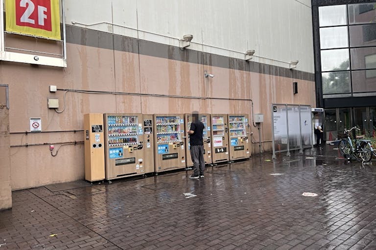 【イオンスタイル東神奈川】販売促進活動や物販に適したメイン入口近くの屋外イベントスペース(宝くじ売場横)の画像2