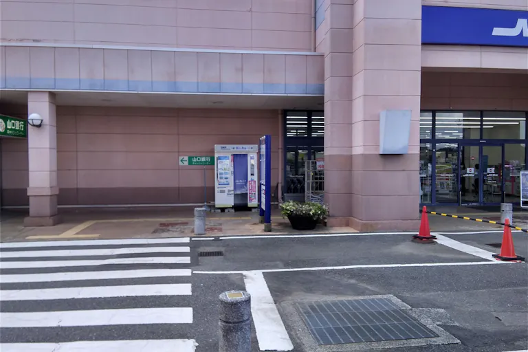 【ミスターマックス 山口店】山口銀行ATM横車路 キッチンカーに最適な総合ディスカウントストアの催事イベントスペースの画像3