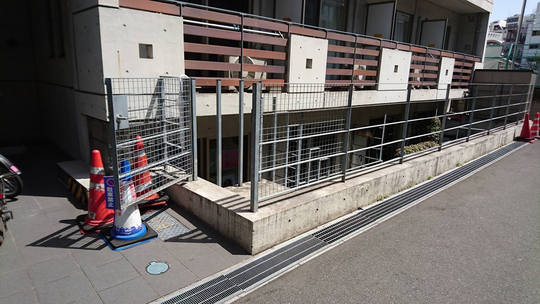 イベント開催時はベランダ側の外からが出入口となります。