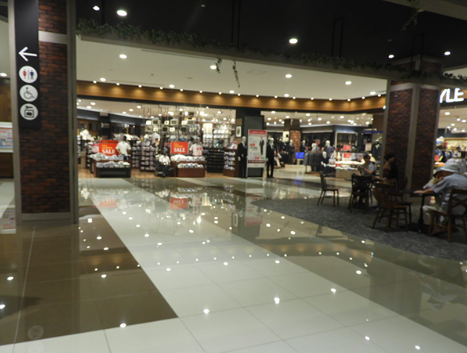 【イオンモール岡山】2F東Bエスカレーター前