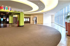 【あまがさきキューズモール】「⑧4F MOVIX前」セールスプロモーションや小規模展示に最適な、視認性の高いイベントスペース