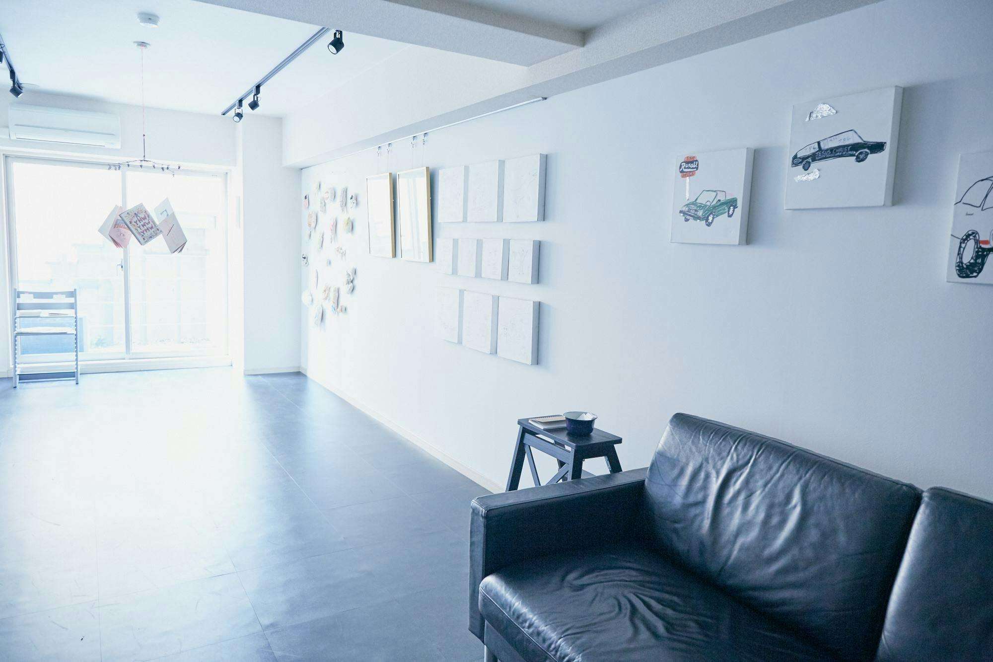 【明治神宮前駅8分／5日以上ご利用の方◎】自然光の差し込むアートギャラリー／イラスト展・写真展も自由なレイアウトで展示可能／ポップアップ・展示受注会の画像