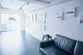 【明治神宮前駅8分/5日以上ご利用の方◎】自然光の差し込むアートギャラリー/イラスト展・写真展も自由なレイアウトで展示可能/ポップアップ・展示受注会