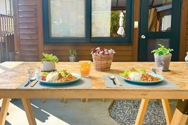 大きなテーブルのある空間は、パーティーや、ワークショップにも最適。(ここは屋根あり)