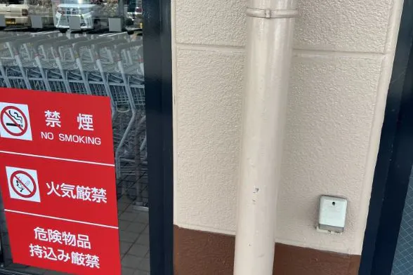 【オークワみなべ】販促キャンペーンやプロモーションイベントに適した軒下(入口付近(旧クリーニング店前):屋根有)スペース