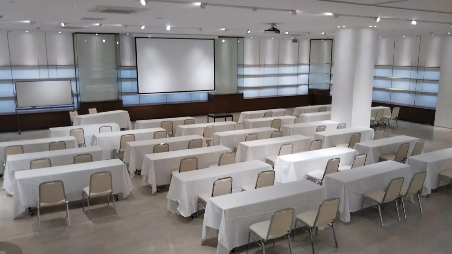 【阪急京都河原町駅7分】展示会やポップアップストア、企業イベントに最適な白を基調とし大中小と選べる最大333㎡ スペースの画像9