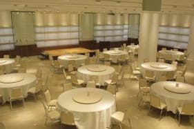 【阪急京都河原町駅7分】展示会やポップアップストア、企業イベントに最適な白を基調とし大中小と選べる最大333㎡ スペース